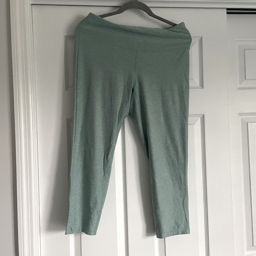 Cropped leggings.